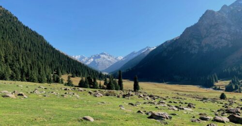 中央アジアに位置するキルギス共和国の山岳風景