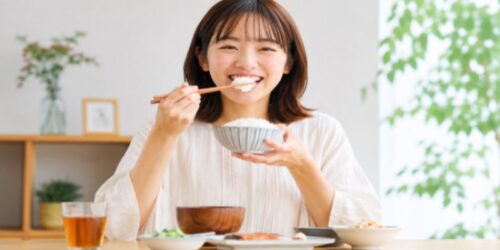 ご飯を美味しく食べる女性:グルテンフリーで食べられるもの