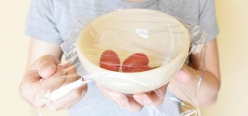 器にラップをかける人